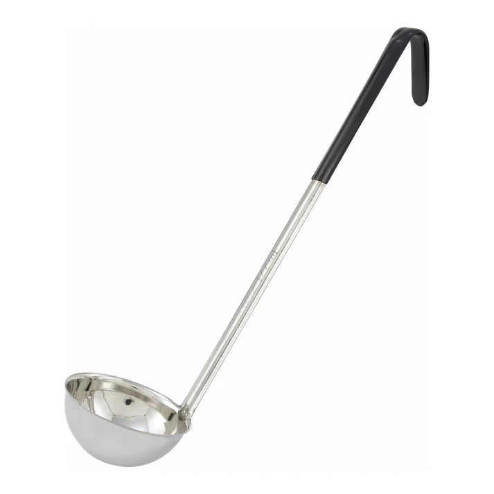 Cucharón de acero inoxidable con mango negro de 6 oz WINCO LDC-6