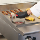 Prensa para hamburguesas de acero inoxidable 18/8 de una sola pieza  con funda de silicona roja WINCO SWS-6